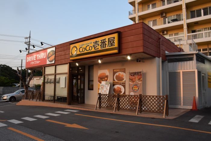 沖縄のアメリカ人はなぜ「ココイチ」が好きなのか　本島中部でよく目にするあの光景のナゾに迫った　
