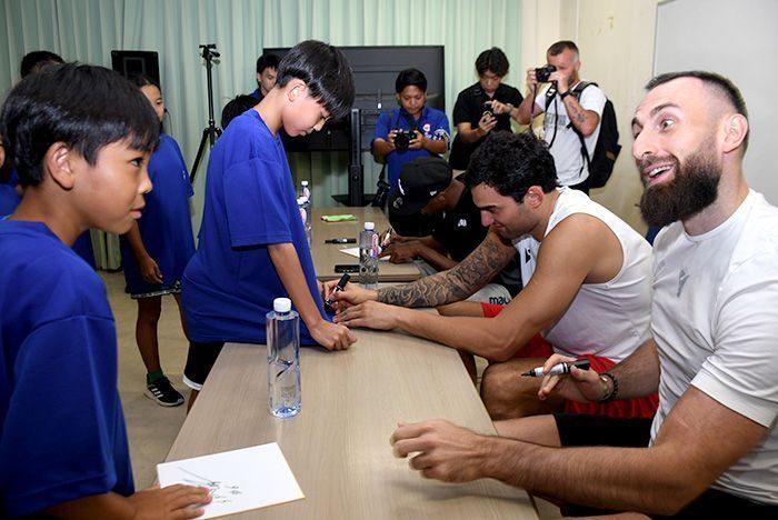 「めっちゃラッキー」「超かっこいい」　バスケＷ杯の海外選手団と握手、サインもらい大はしゃぎ　沖縄市の小中学生が交流