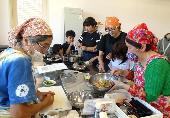 イメージ覆すうまさ　沖縄でおなじみナーべーラー（ヘチマ）、埼玉で料理教室　児童ら「給食に出たらいいのに」