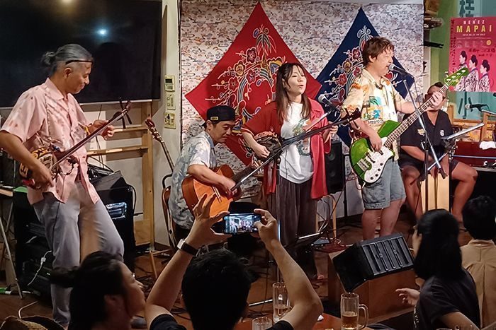 音楽通し平和考える　東京の沖縄料理店でミュージシャンらライブ　終戦の8月15日