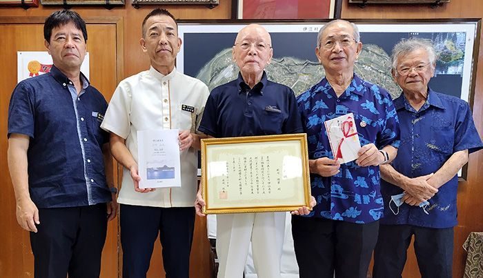 伊江島の言葉、1万3000語を本に　82歳の新川さん自らパソコン購入し作成　村に寄贈