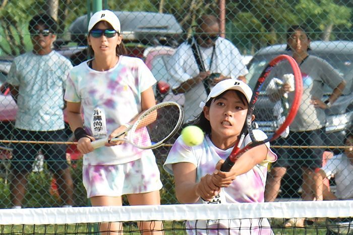 テニス女子、水口・新城組（沖尚）が4強入り　ボレー、ストロークさえる　全国高校総体