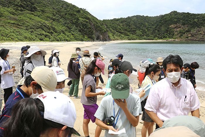 この海岸に多くの遺体が漂着…奄美・宇検で地元と沖縄の子が学習会　対馬丸の悲劇学ぶ