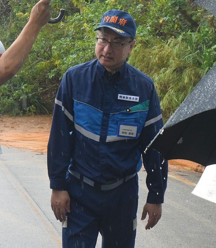 岡田沖縄相が台風被害を視察　名護の土砂崩れ「速やかに復旧を」