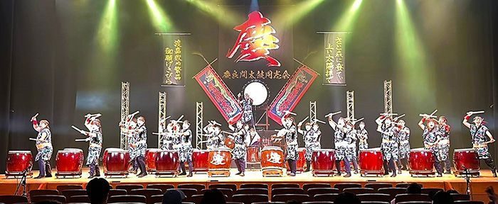 慶良間太鼓、迫力の演舞　2年越しの35周年公演　力強い音色で600人魅了　沖縄