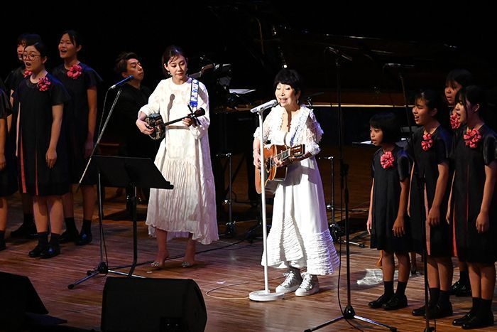 森山良子、平和祈り歌い続ける　名護でアコースティックコンサート　いーどぅし奏絵らとコラボも