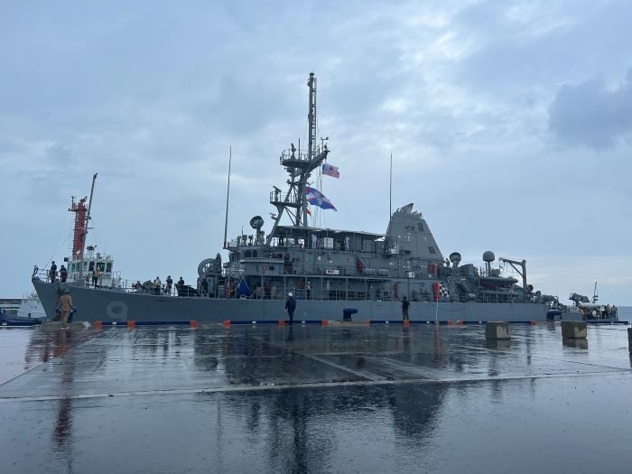 米掃海艦「パイオニア」が石垣入港　2009年以来、市民ら抗議の中