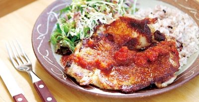 パリッと香ばしい若鶏のグリル　ソングバードカフェ（読谷村都屋）