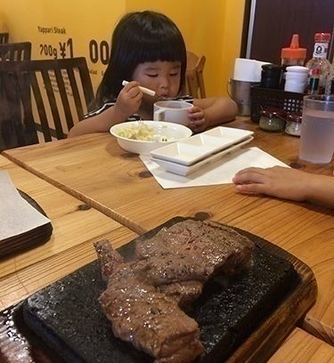 ステーキ食べてパワーチャージだ！　☆えくぼママの沖縄子育て☆